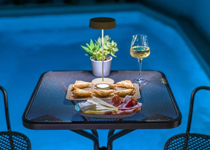 מלון דירות Essence 4*